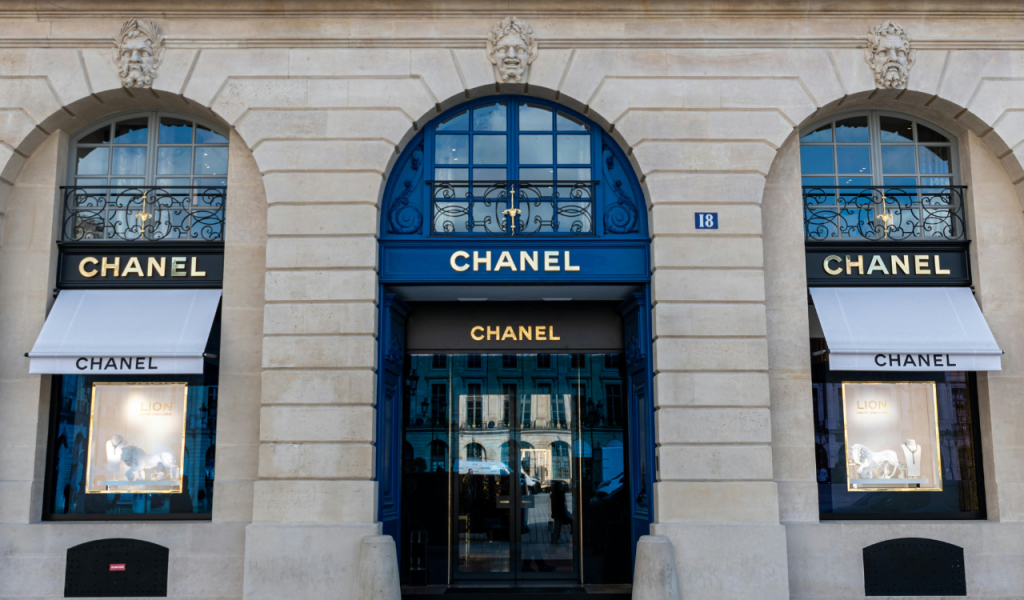 Will Luxury Bow to Masstige? 4 Will Luxury Bow to Masstige